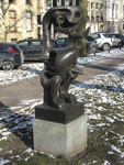 905779 Afbeelding het bronzen beeldhouwwerk 'Denker' van Lotti van der Gaag (1923-1999) in winterse sfeer, in 1991 ...